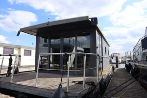 Modernes und geräumiges Hausboot für 2 bis 4 Personen